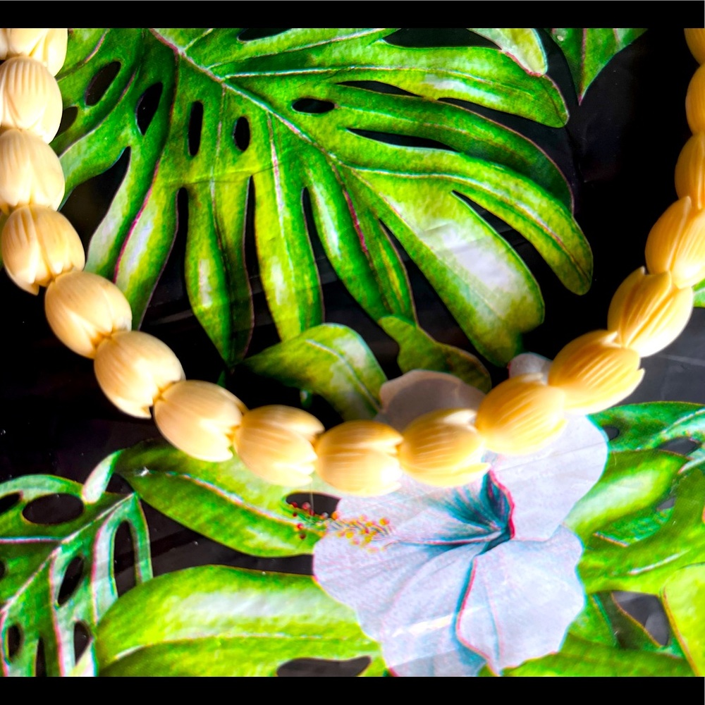 Vintage 🏝Bovine Carved Pikake Lei Hawaiian necklace - Picture 6 of 10